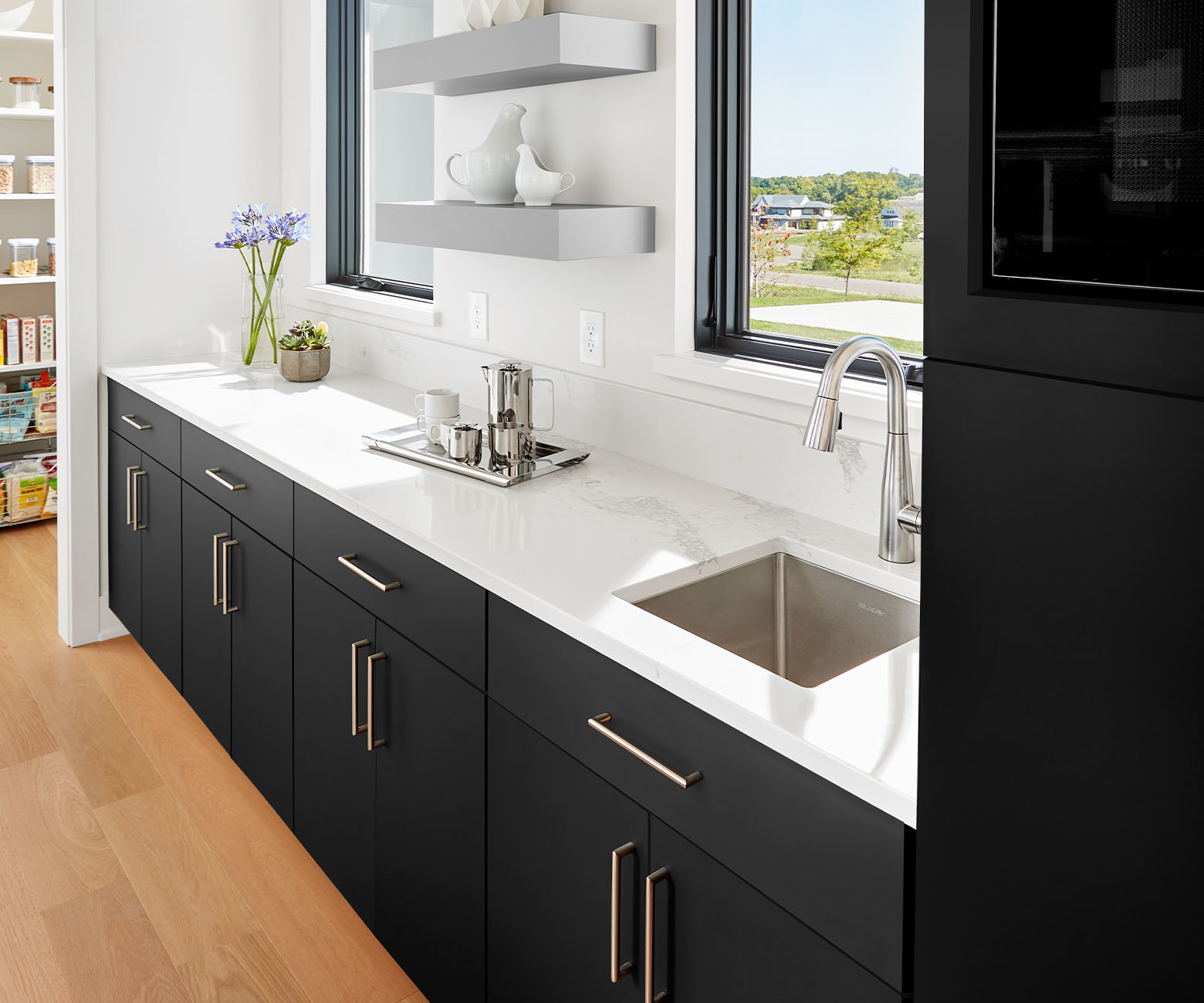 J0720 Nero Ingo Cupboards with J0725 Grigio Efeso Shelves Hero Image